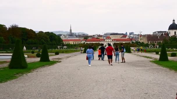 ウィーン オーストリア 2022年8月 ベルヴェデーレ宮殿の豪華な庭園を発見するためのPov映像 我々は他の人の隣を歩く — ストック動画