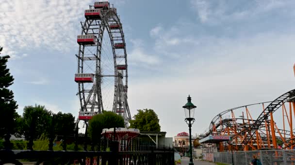2022年8月 奥地利维也纳 城市游乐园的幻想形象 普拉特 左边是老式的摩天轮 右边是现代的游乐轮 — 图库视频影像