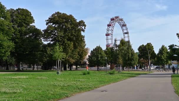 ウィーン オーストリア 2022年8月 大規模な遊園地 プラーターに近づくと すぐに大きなヴィンテージフェリスホイールに気づくでしょう — ストック動画