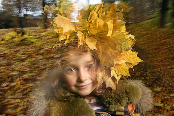 sonbahar parkta sevimli küçük kız ile sonbahar yaprakları