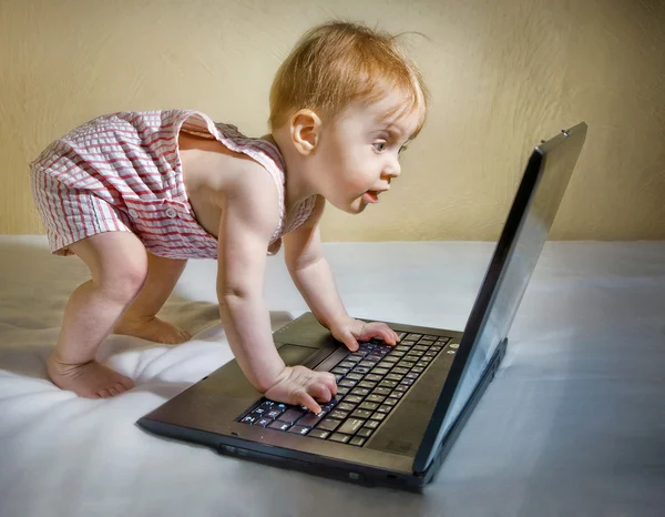 Παιδί, χρησιμοποιώντας ένα φορητό υπολογιστή Εικόνα Αρχείου