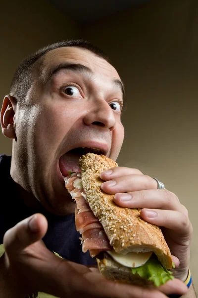 Uomo mangiare panino — Foto Stock
