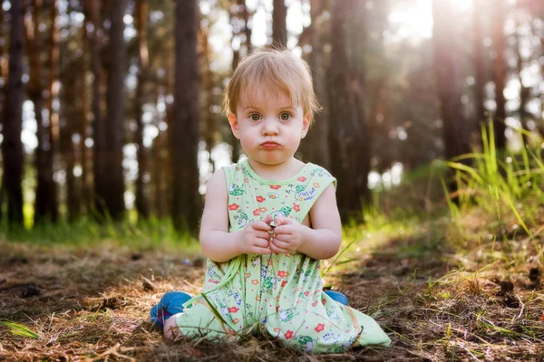 Kind im Wald — Stockfoto