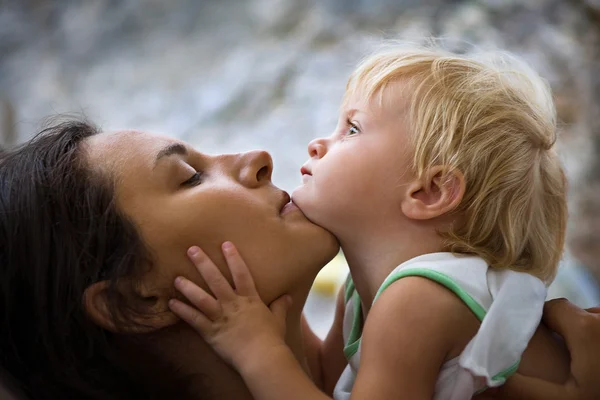 Anne ve bebek dışarıda.