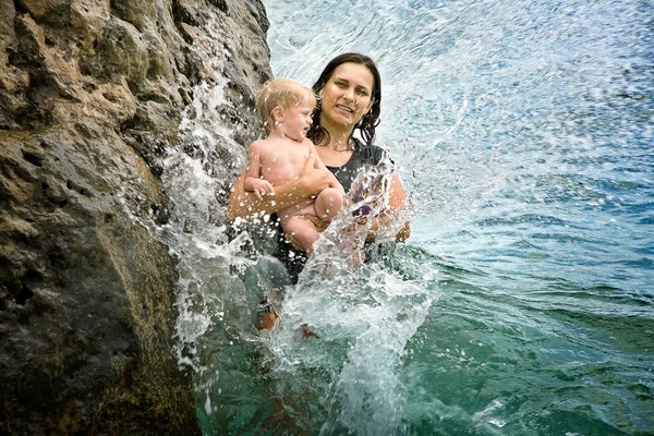 Anne bebek kızı ile