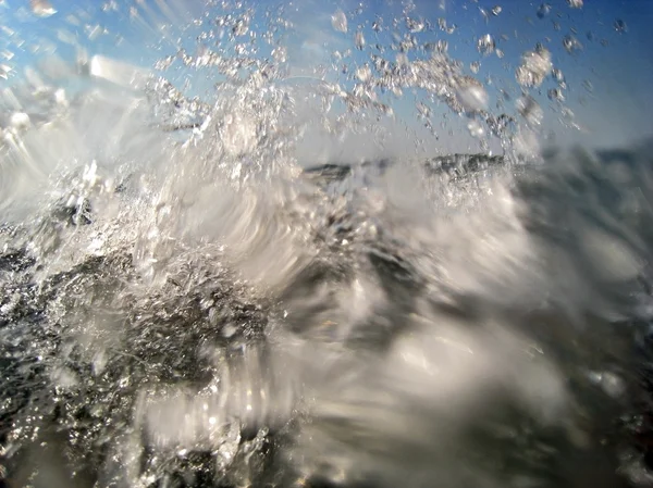 Dalga sıçramasına su damlaları