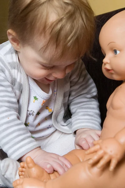 Bébé fille avec poupée bébé Photos De Stock Libres De Droits