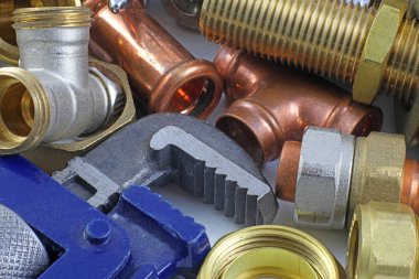 Tesisatçı 's borular ve bağlantı parçaları rasgele karışımı bakır boru ve pirinç parçaları için ideal bir Web sitesi üstbilgi arka planı olarak kullanma