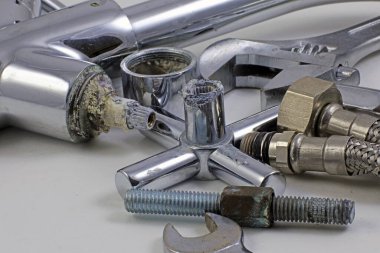 Parçalanmış havza musluğu / musluğu ve atıkları.