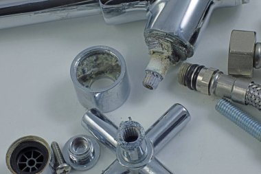 Parçalanmış havza musluğu / musluğu ve atıkları.