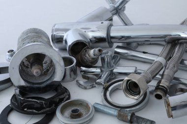 Parçalanmış havza musluğu / musluğu ve atıkları.