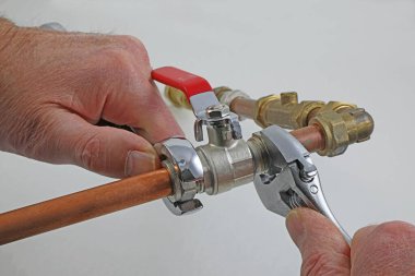 Bakır boru, aletler ve pirinç tesisatlarının rastgele karışımı .