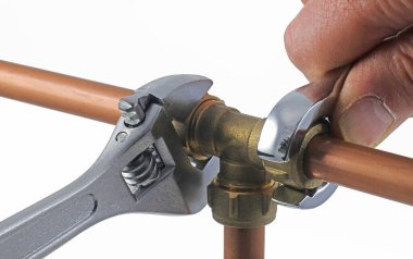 Bakır boru, aletler ve pirinç tesisatlarının rastgele karışımı .