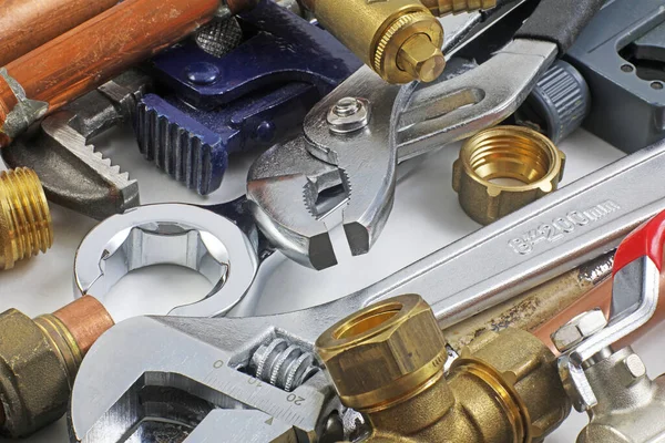 Bakır boru, aletler ve pirinç tesisatlarının rastgele karışımı .