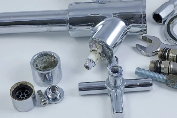 Parçalanmış havza musluğu / musluğu ve atıkları.