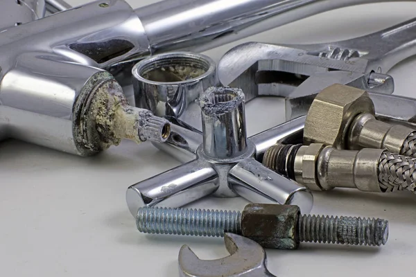 Parçalanmış havza musluğu / musluğu ve atıkları.