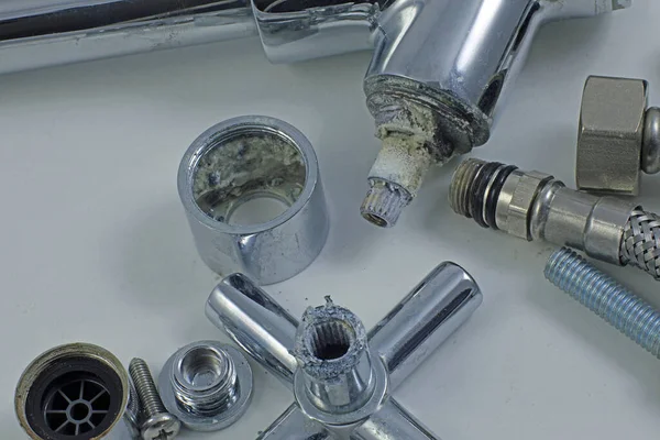 Parçalanmış havza musluğu / musluğu ve atıkları.