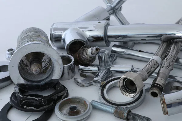 Parçalanmış havza musluğu / musluğu ve atıkları.