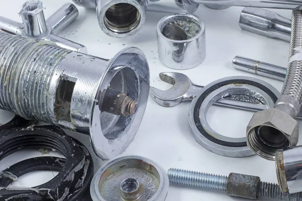 Parçalanmış havza musluğu / musluğu ve atıkları.