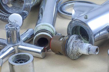 İngiliz biyometrik pasaportu beyaz arka planda izole edildi.