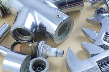 İngiliz biyometrik pasaportu beyaz arka planda izole edildi.