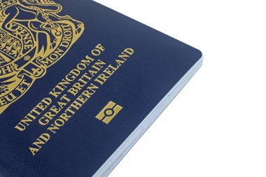 İngiliz biyometrik pasaportu beyaz arka planda izole edildi.