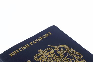 İngiliz biyometrik pasaportu beyaz arka planda izole edildi.