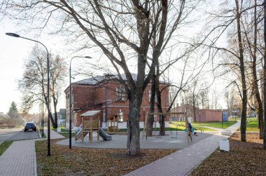 şehir çevresi, mimari ayrıntılar ve şehir sınırının unsurları. Şehir binaları ve yapılarının mimari ayrıntılarına sahip manzaralar.