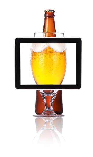 Bierglas en fles op Tablet PC-scherm voor computear — Stockfoto