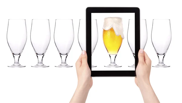 Puste i jeden pełny piwo na ekranie komputera typu tablet — Zdjęcie stockowe