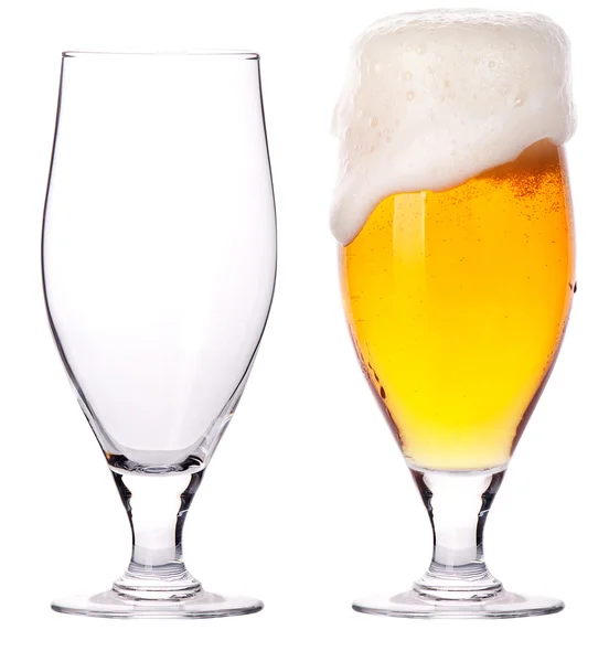 Vasos de cerveza. completo y vacío aislado — Foto de Stock