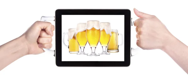 Hands holding tablet computer with beer — Stock Photo, Image