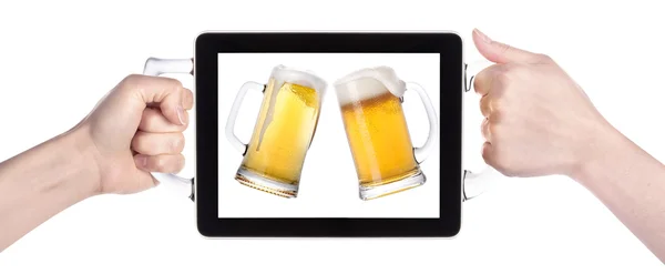 Hands holding tablet computer with beer — Stock Photo, Image