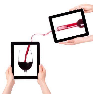 kırmızı şarap sıçraması ile dijital tablet tutan eller