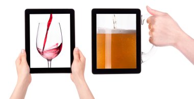 kırmızı şarap ve bira ile dijital tablet tutan eller