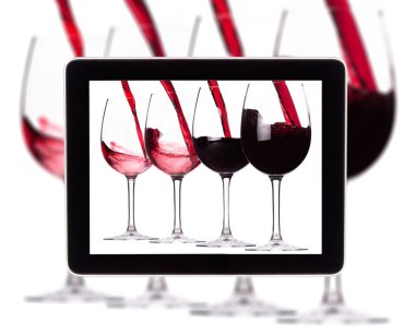 kırmızı şarap sıçraması ile dijital tablet