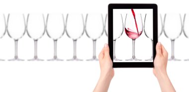 tablet bilgisayar ekranında kırmızı şarap