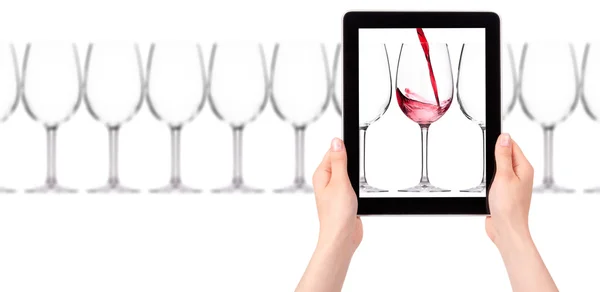 Copa de vino tinto en la pantalla de la tableta — Foto de Stock