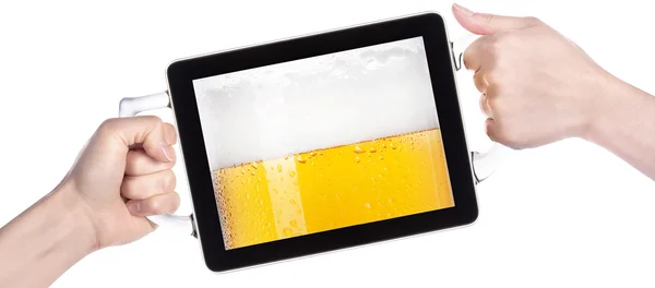 Manos sosteniendo la tableta con cerveza — Foto de Stock