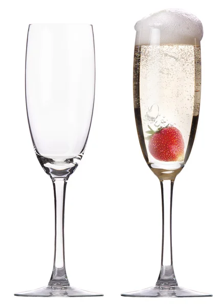 Πλήρη και άδειο ποτήρι σαμπάνιας με φράουλα — Φωτογραφία Αρχείου