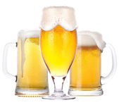 orosená sklenice lehkého piva, samostatný