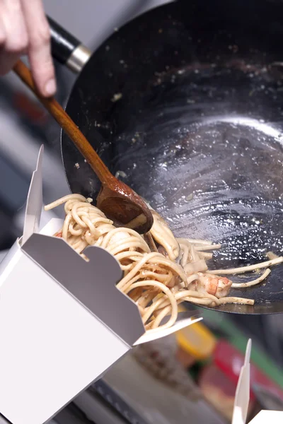 Noodles with pork and vegetables in take-out box — Stock Photo, Image