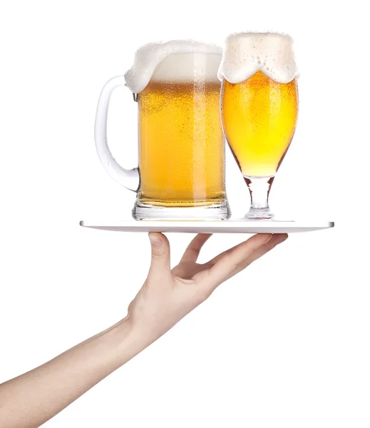 Hand holding een zilveren dienblad met bier — Stockfoto