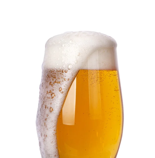 Vidro gelado de cerveja leve isolado — Fotografia de Stock