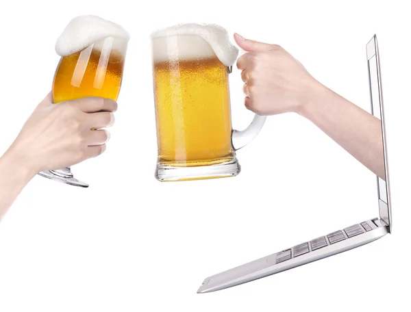 Brindis de cerveza para mostrar el éxito del negocio de Internet —  Fotos de Stock