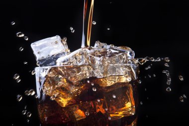 arka plan buz ile taze cola içecek