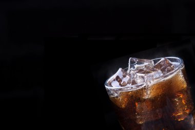 arka plan buz ile taze cola içecek