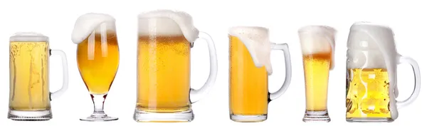 Холодный стакан светлого пива изолированный набор — стоковое фото