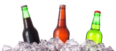 Üç şişe bira buz üstünde
