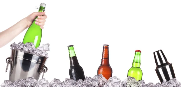 Bottiglia di champagne in secchio di ghiaccio e birra — Foto Stock